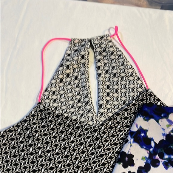 Black and White Sleeveless Set of 2 Tank Tops - Picture 3 of 9